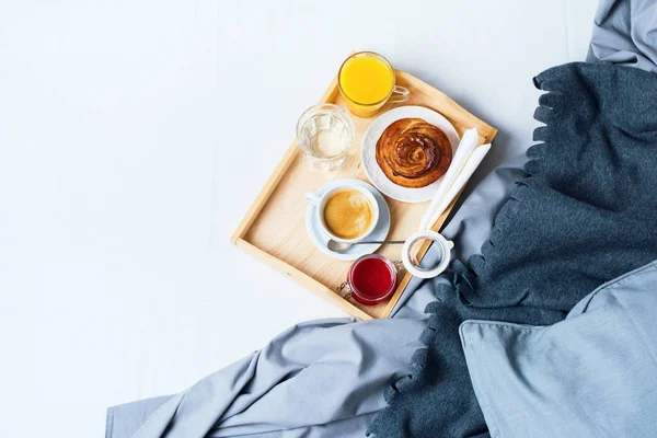 Πρωινό κρεβάτι δίσκος καφέ κουλούρι γκρι νωρίς το πρωί — Φωτογραφία Αρχείου