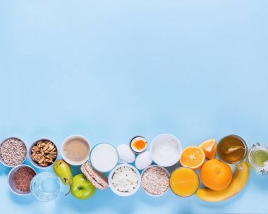 Yararlı renkli kahvaltı kahve süt çay meyve