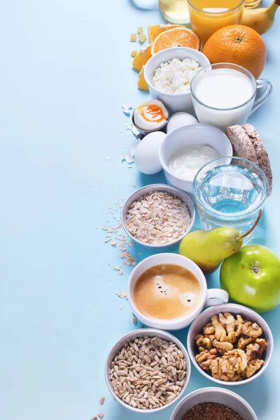 Nuttige kleurrijke ontbijt koffie melk thee vruchten — Stockfoto