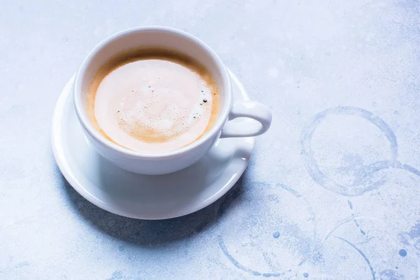 Blanco taza de café fresco fondo azul — Foto de Stock