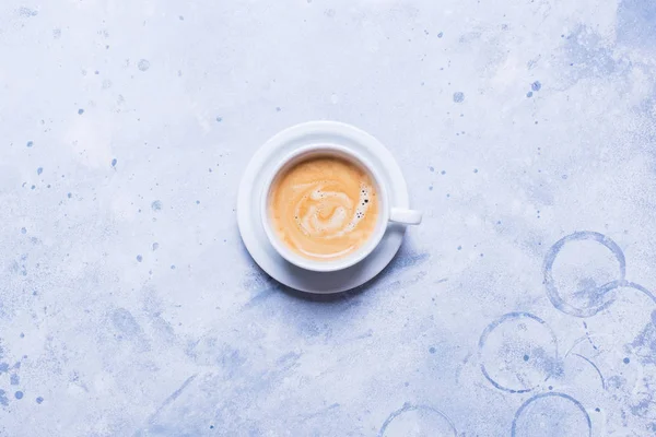 Taça branca Café fresco fundo azul — Fotografia de Stock