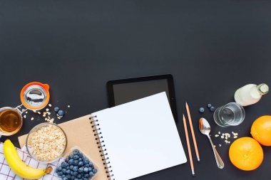 Sağlıklı bir kahvaltı meyve defter Tablet siyah