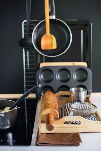 Cozinha acessório de cozinha composição painel preto — Fotografia de Stock