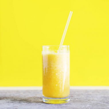 Taze renk suyu güler yüzlü tropikal sarı meyve