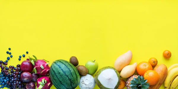 Draufsicht Set tropische Früchte gelb Hintergrund — Stockfoto