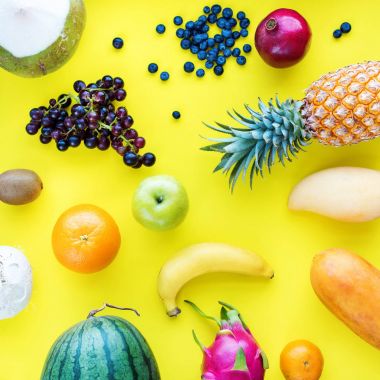 Üstten Görünüm ayarlama tropikal meyve sarı arka plan