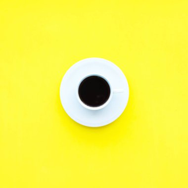 Beyaz fincan taze kahve sağlıksız gıda üst