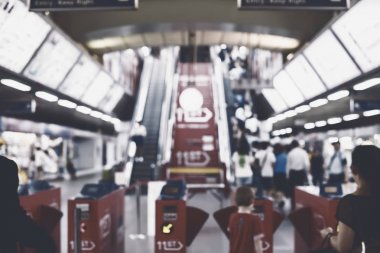 İnsanlar Metro istasyonu Bangkok arka plan bulanık
