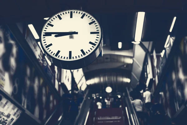 ぼやけているバンコクの地下鉄駅で市内時計 — ストック写真