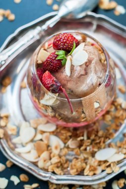 Çikolatalı dondurma cam bardak çilek müsli