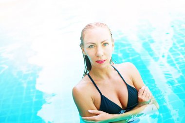 Güzel genç bronzlaşmış kadın sarışın tatil