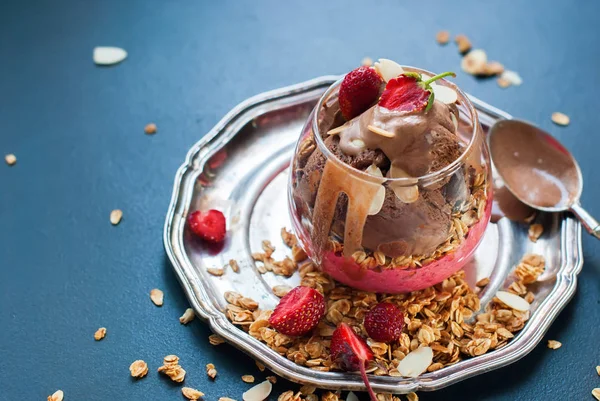 Çikolatalı dondurma cam bardak çilek müsli