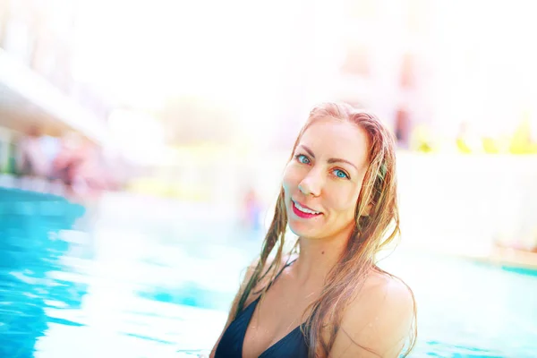 Bela jovem bronzeado mulher loira férias — Fotografia de Stock