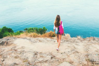 Arkadan Görünüm sarışın kız backpacker ayakta kıyı Adası