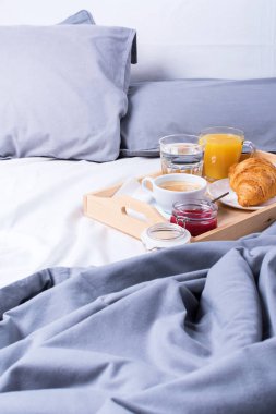 sabah kahvaltı oda ahşap tepsi kahve kruvasan