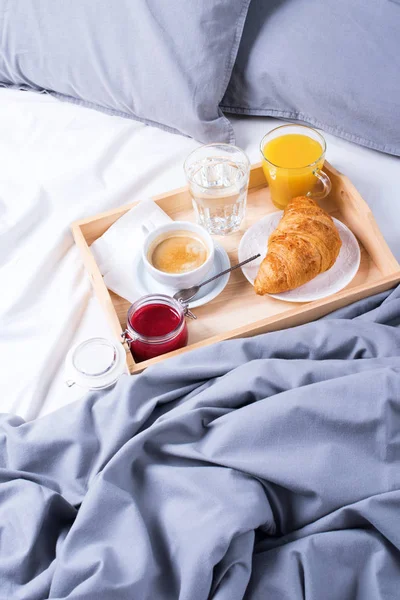 Mattina colazione letto vassoio di legno caffè croissant — Foto Stock