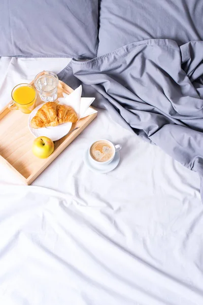 Manhã café da manhã cama bandeja de madeira croissant café — Fotografia de Stock