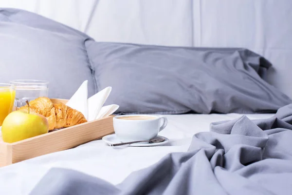 朝の朝食ベッド木製トレイ コーヒー クロワッサン — ストック写真