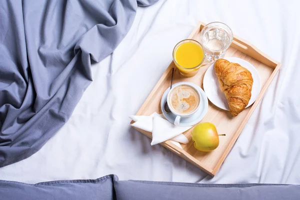 Mattina colazione letto vassoio di legno caffè croissant — Foto Stock