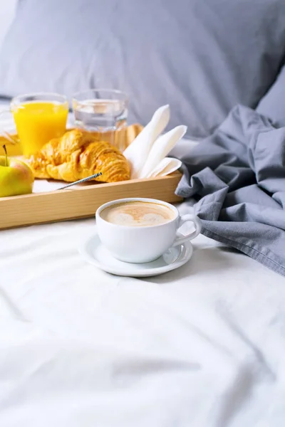 Matin petit déjeuner lit plateau en bois croissant café — Photo