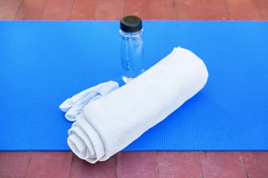 Egzersizler için ekipman yoga şişe su mavi ayarla