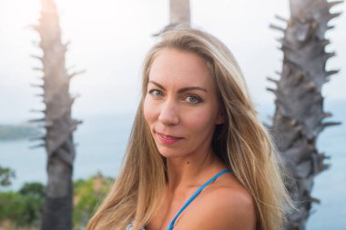 mavi mutlu genç sarışın uzun Fuarı saçlı kız