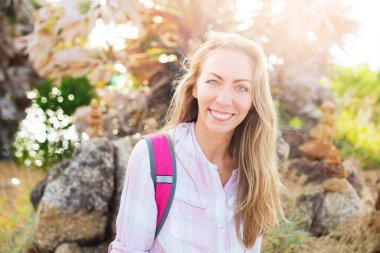 portre mutlu gülümseyen seyahat eden sarışın kız