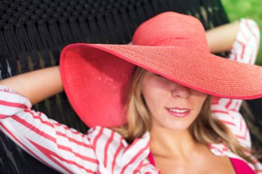 hamak rahatlatıcı güzel kadın bikini hasır şapka