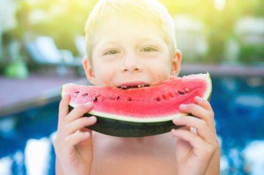dilim karpuz yeme esprili yakışıklı çocuk