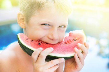 dilim karpuz yeme esprili yakışıklı çocuk