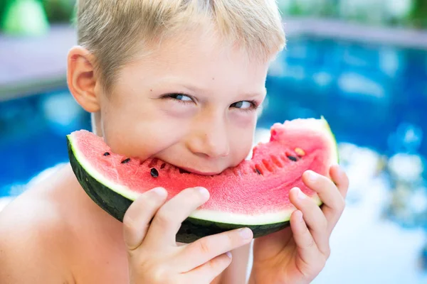 dilim karpuz yeme esprili yakışıklı çocuk