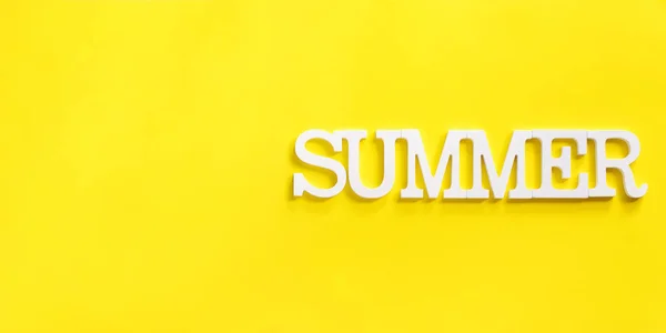 Summer time white volume letters top view flat lay — Stock Photo, Image