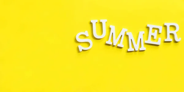 Tiempo de verano blanco volumen letras vista superior plano laico — Foto de Stock