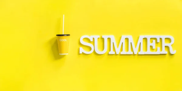 Letras de volume de tempo de verão vidro de papel com suco — Fotografia de Stock