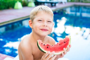 dilim karpuz yeme esprili yakışıklı çocuk