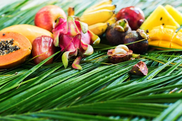 異なる熱帯果物生食べるダイエット コンセプト — ストック写真