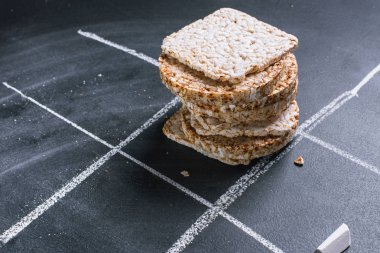 Noughts ve haçlar arasında yararlı daire kare