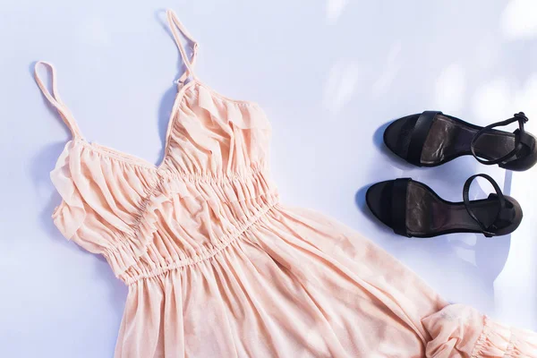 Женский аксессуар Одно розовое кружевное платье — стоковое фото
