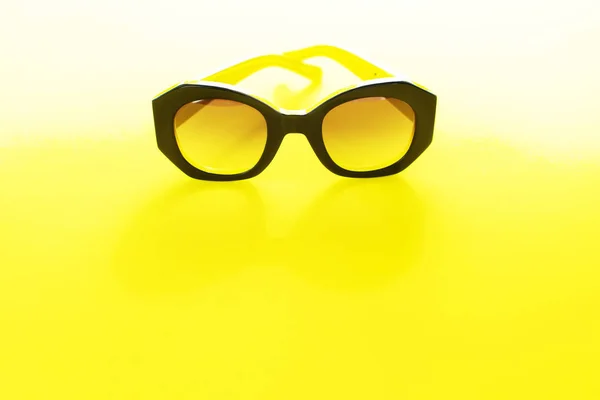 Gafas de sol mujer Amarillo Fondo Plano Individual — Foto de Stock