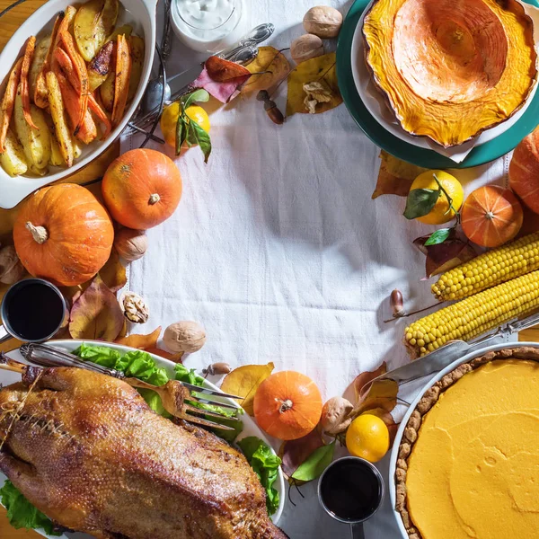 Thanksgiving fest middag anka inställning måltid topp — Stockfoto