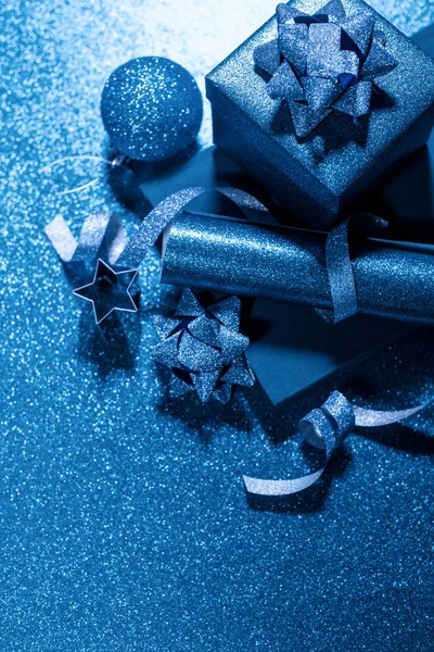 Brillante Año Nuevo juguetes bolas cajas de destellos azules —  Fotos de Stock