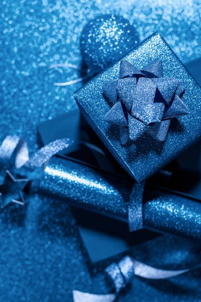 Рождественская композиция с яркими коробками, шарами, лентами — стоковое фото