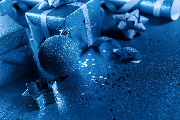 Яркие новогодние игрушки с шариками из голубой искры — стоковое фото
