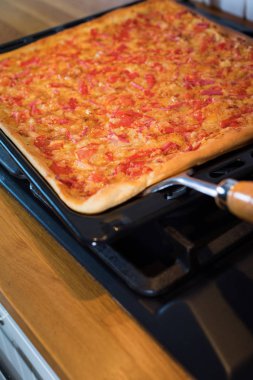 Masadaki fırından yapılan tek ev yapımı pizza.