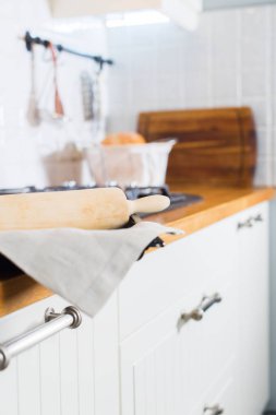 Mutfak aksesuarları yuvarlanan iğne, kırsal bölgede tepsi