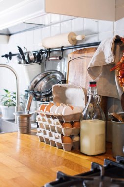 Market eko tarım ürünleri yumurta, süt, ekmek biberi