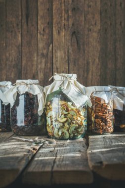 Organik meyve elması, kavun, erik, balkabağı.