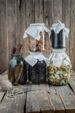 Organik meyve elması, kavun, erik, balkabağı.