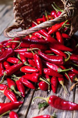 Ahşap üzerinde kırmızı acı biber. Ülke biçimi