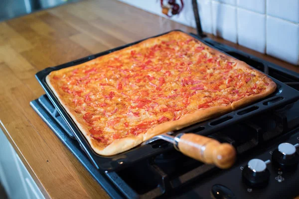 Csak házi készítésű, sütőből készült pizza az asztalon. — Stock Fotó